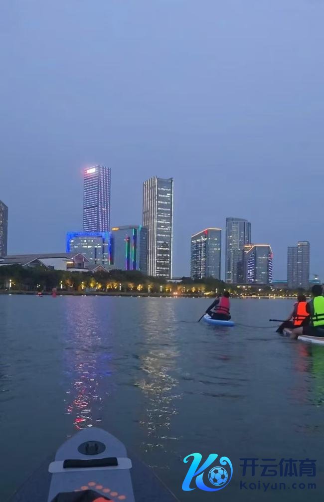 旅客救起落水的巴基斯坦鸳侣 义举忍让东谈主心
