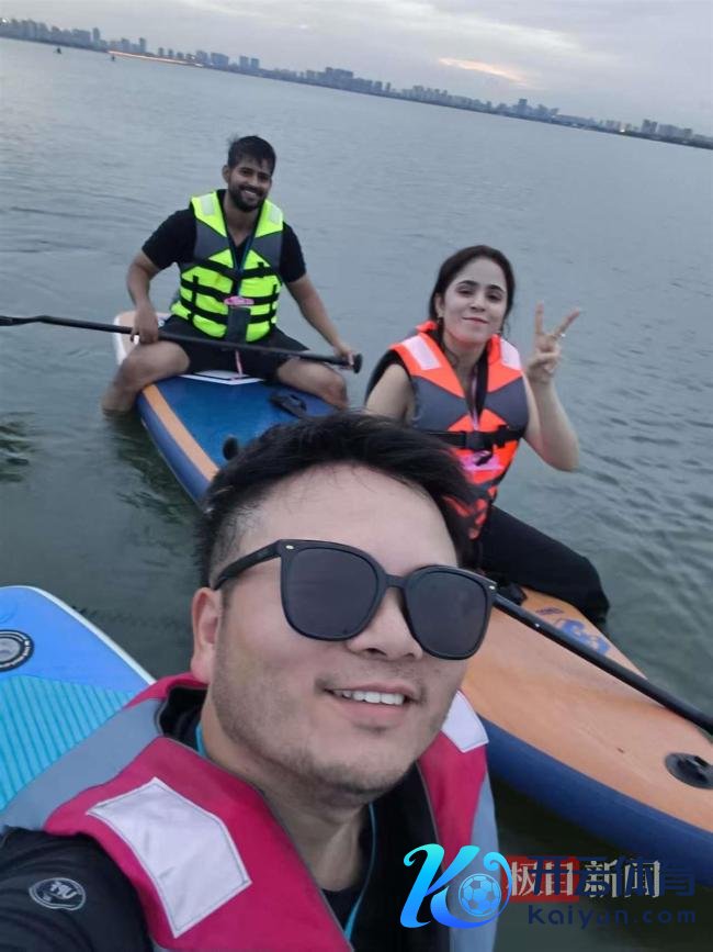 旅客救起落水的巴基斯坦鸳侣